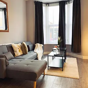  Holiday home Modern & Luxurious Central - Free Parking