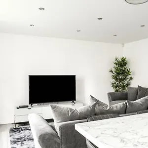  Apartment Discovery Suites