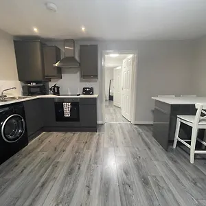  Apartment Mays - 147-153 Mill Street, Free Parking, 5 Minute Walk To Baltic Market And Centre - Sleep 1-6 Guests
