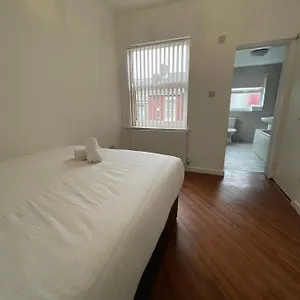  Holiday home Ryan Air I Bnb - 2 Bedroom House With Free Parking