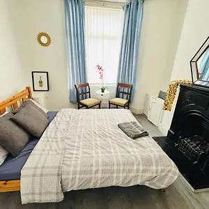  Holiday home Entire 3 Bedroom House- Free Parking